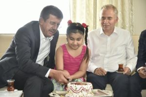 Bakan Zeybekci'den şehit kızına doğum g&uuml;n&uuml; s&uuml;rprizi