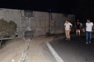 Sivas'ta yolcu otob&uuml;s&uuml; devrildi: &Ouml;l&uuml; ve yaralılar var