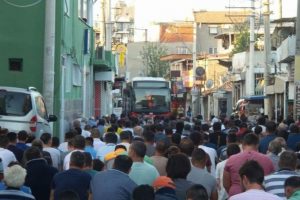 İzmir'de halk otob&uuml;s&uuml;ndeki vatandaşlar yol kapanınca namazı bekledi