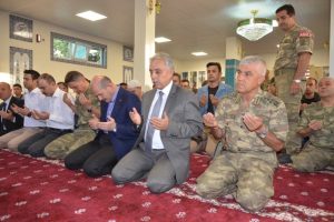 Soylu Y&uuml;ksekova'da askerlerle bayram namazı kıldı