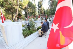 Başbakan Yardımcısı Hakan &Ccedil;avuşoğlu Bursa'da şehitleri ziyaret etti