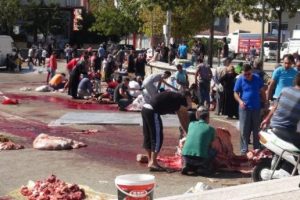 Bursa'da yine sokakta kurban kestiler