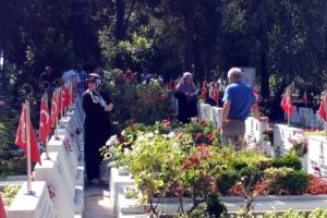 Edirnekapı Şehitliği'ne ziyaret&ccedil;i akını
