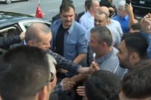 Erdoğan'dan bayramlaştığı taksici esnafına sigara uyarısı