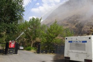 Kars kalesi'nin eteklerindeki otları ateşe verdiler
