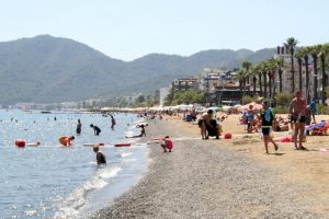Marmaris'te sahillerde bayram hareketliliği yaşanıyor