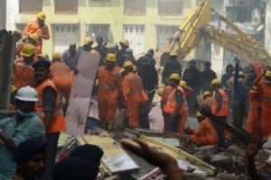 Mumbai'deki enkazdan 117 yaşındaki kadın kurtarıldı