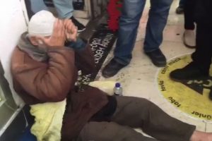 Sakarya B&uuml;y&uuml;kşehir Belediyesi ıhlamur satmaya &ccedil;alışan yaşlı adamdan &ouml;z&uuml;r diledi