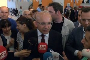 Şimşek: "T&uuml;rkiye g&uuml;&ccedil;l&uuml; olarak b&uuml;y&uuml;yor"