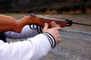 Bayram şekeri toplayan &ccedil;ocuğu havalı t&uuml;fekle yaraladı!