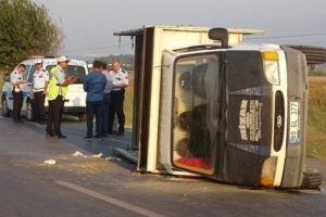Tarım iş&ccedil;ilerini taşıyan kamyonet devrildi! &Ccedil;ok sayıda yaralı