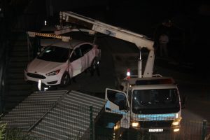El frenini &ccedil;ekmeyi unuttu, otomobil bah&ccedil;eye u&ccedil;tu