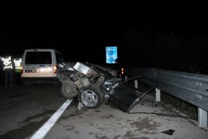 İkiye b&ouml;l&uuml;nen ara&ccedil;tan sağ &ccedil;ıktılar