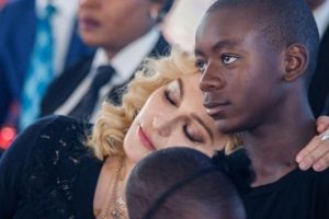Madonna'dan &uuml;vey oğlu i&ccedil;in b&uuml;y&uuml;k fedakarlık