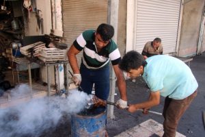 Demirci ustaları bayramda kelle &uuml;t&uuml;yorlar