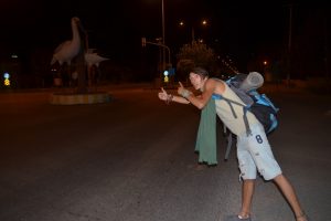 İş yerinden bunalarak istifa etti, otostop ile gezmeye başladı