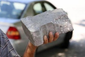 Halk otob&uuml;s&uuml;ne parke taşıyla saldırdılar!