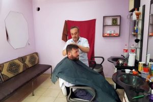 Suriye'den ka&ccedil;an y&uuml;zbaşı, berberlik yapıyor