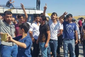 Yol kapattılar, k&ouml;yl&uuml;lerle s&uuml;r&uuml;c&uuml;ler birbirine girdi