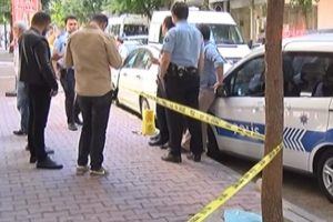 Bayram g&uuml;n&uuml; dehşet: Karısını bı&ccedil;aklayarak &ouml;ld&uuml;rd&uuml;!