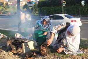 Kurbanını kesen mangala koştu