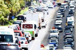 İl&ccedil;eden &ccedil;ıkamadılar! 2 km'lik yol 20 dakika s&uuml;rd&uuml;...
