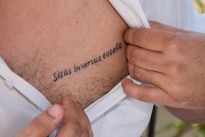 Doktorda &ouml;ğrendiği şok ger&ccedil;eği d&ouml;vme olarak g&ouml;ğs&uuml;ne yazdırdı