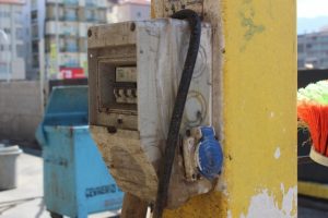 B&ouml;yle şaka olmaz! "100 kişi elektrik akımına kapılıp &ouml;lecekti"