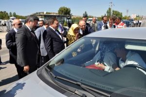 Bakan Eroğlu'ndan, trafik yol uygulamasında polis ve jandarmaya eşlik etti