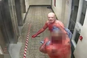Uyandığında buluştuğu adam boğazını kesiyordu