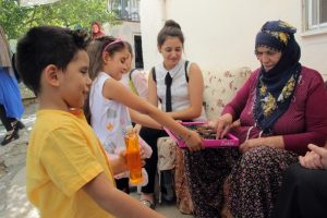 &Ccedil;ocuklar bayramda yalnız kalan yaşlıları unutmadı