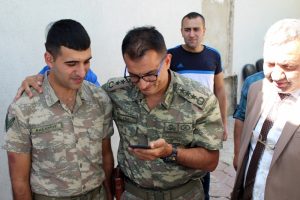 Sınır n&ouml;betindeki askere bayram s&uuml;rprizi