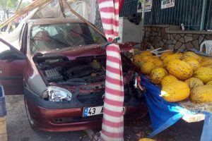 Hızını alamadı kavun-karpuz tezgahına daldı