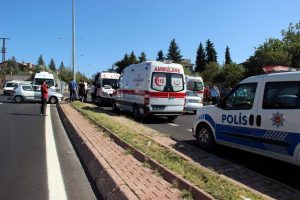 Yolcu minib&uuml;s&uuml; ile otomobil &ccedil;arpıştı: 5 yaralı