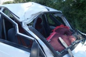Seyir halindeki otomobilin &uuml;st&uuml;ne ağa&ccedil; d&uuml;şt&uuml;: 1 &ouml;l&uuml;, 2 yaralı