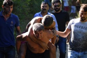 Polisler kurtardıkları kişiyi ambulansa sırtlarında taşıdı