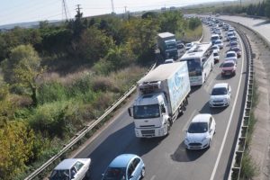 Bursa-İzmir yolunda ara&ccedil; kuyruğu