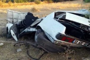 Minib&uuml;s ile otomobil &ccedil;arpıştı: 1 &ouml;l&uuml;, 2 yaralı