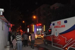 Ev yangınında 2 kişi dumandan etkilendi
