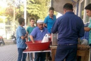 Kurban etlerinden kıyma ve sucuk yaptırıyorlar