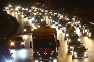 Bayram d&ouml;n&uuml;ş&uuml; trafik yoğunluğu gece de devam etti