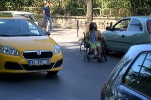 Tekerlekli sandalyeyle tehlikeli yolculuk