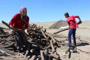 Herkes bayram yaparken onlar mangal k&ouml;m&uuml;r&uuml; i&ccedil;in ter d&ouml;k&uuml;yor