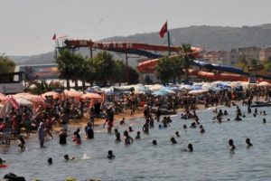 30 bin kişilik il&ccedil;e bayramda 300 bin kişiyi ağırladı