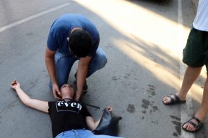 Gen&ccedil; kadına yoldan ge&ccedil;enler m&uuml;dahale etti