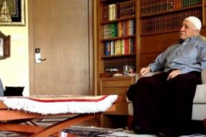 G&uuml;len'in yemek artıkları i&ccedil;in birbirleriyle yarışmışlar