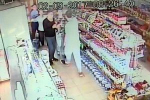 Silahın namlusunu kendine &ccedil;eviren kadın eşinin hayatını kurtardı