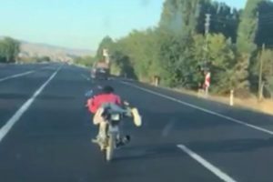 Motosiklet s&uuml;r&uuml;c&uuml;s&uuml;n&uuml;n tehlikeli yolculuğu