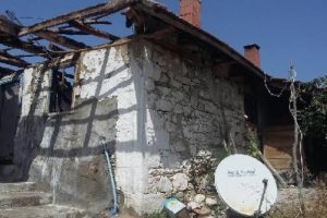 Yaşlı &ccedil;ifti yangından komşuları kurtardı