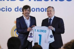 Real Madrid'den b&uuml;y&uuml;k onur! Alonso...
